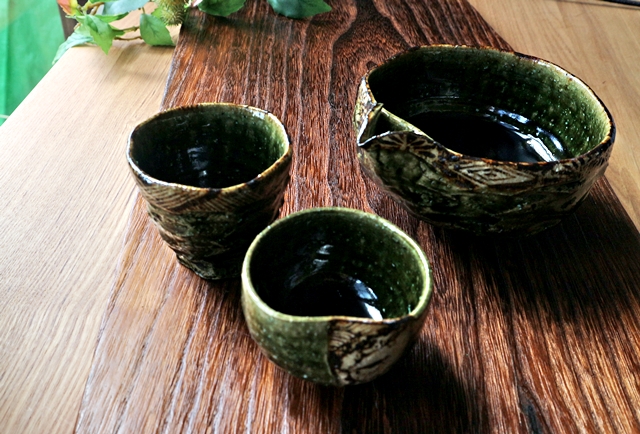 美濃焼伝統工芸品協同組合 | 織部四ッ脚四方鉢