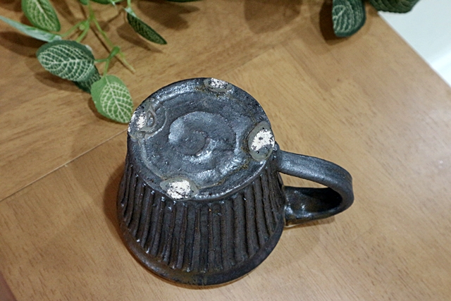 マグカップ　益子焼　陶器 黒釉　しのぎ