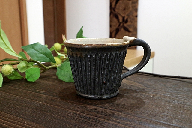 マグカップ　益子焼　陶器 黒釉　しのぎ